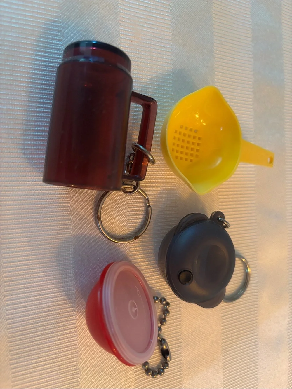 Tupperware Mini Tiny Treasures keychains qty 4 & rack mini bowl heat n serv lids